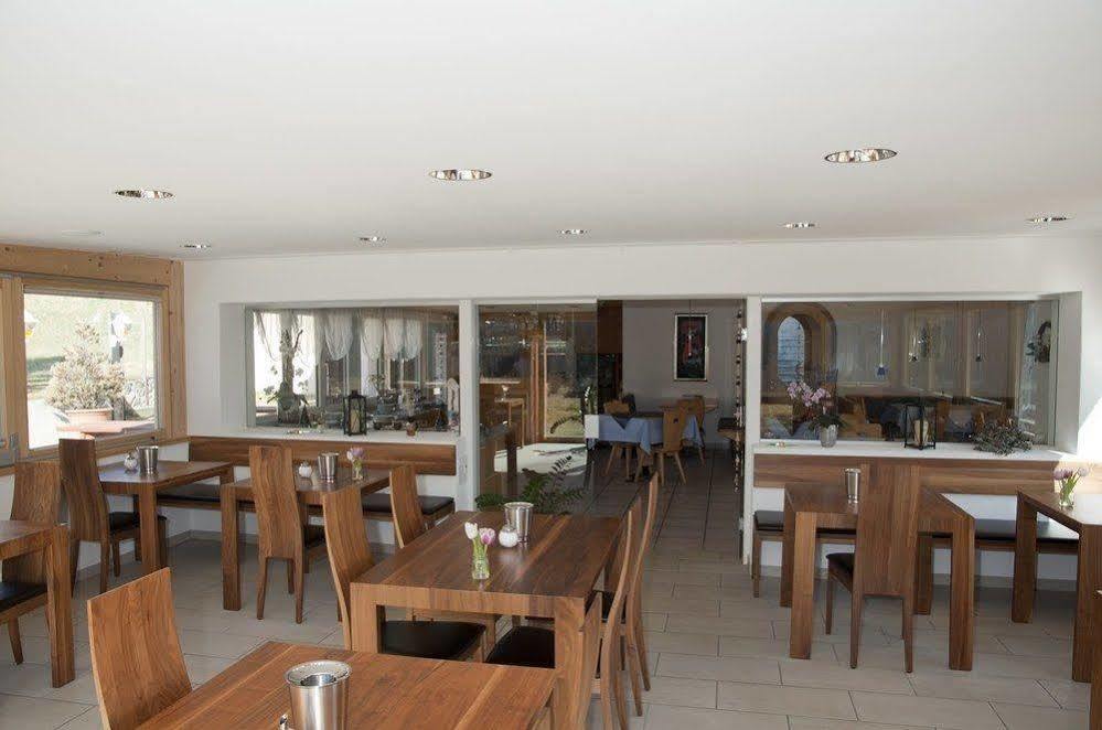 Hotel Garni Panorama Scuol Exterior foto